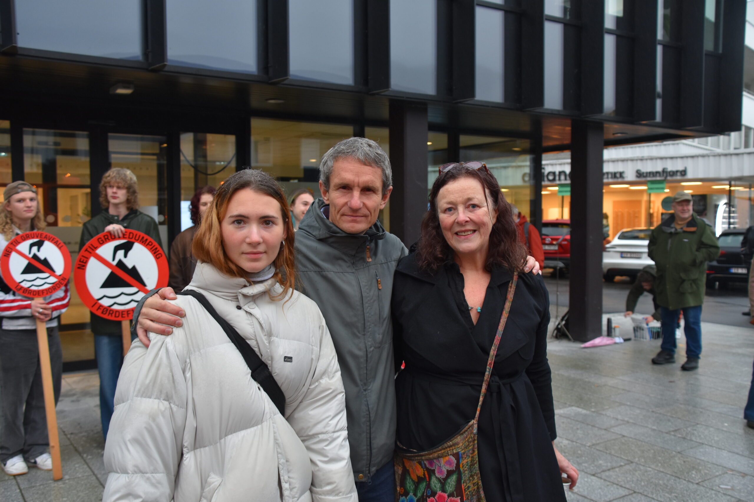 Sigrid Hoddevik Losnegård, Truls Gulowsen og Anne-Line Thingnes Førsund utenfor Sogn og Fjordane tingrett