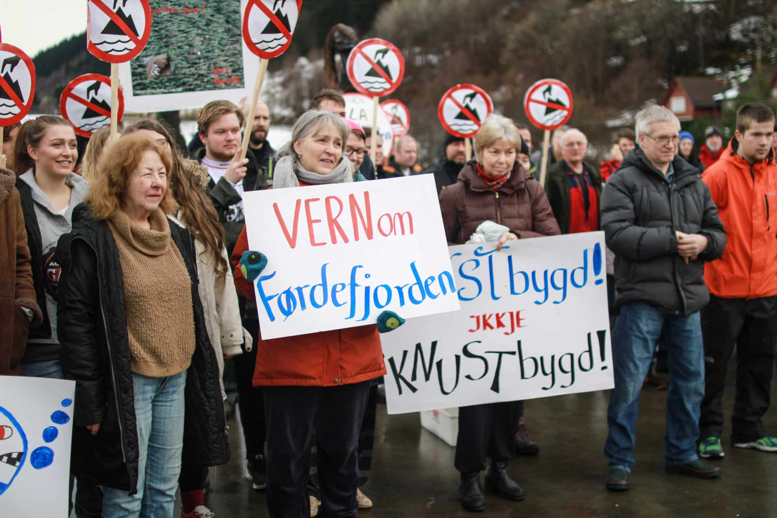 Markering mot gruvedumping i Førdefjorden.