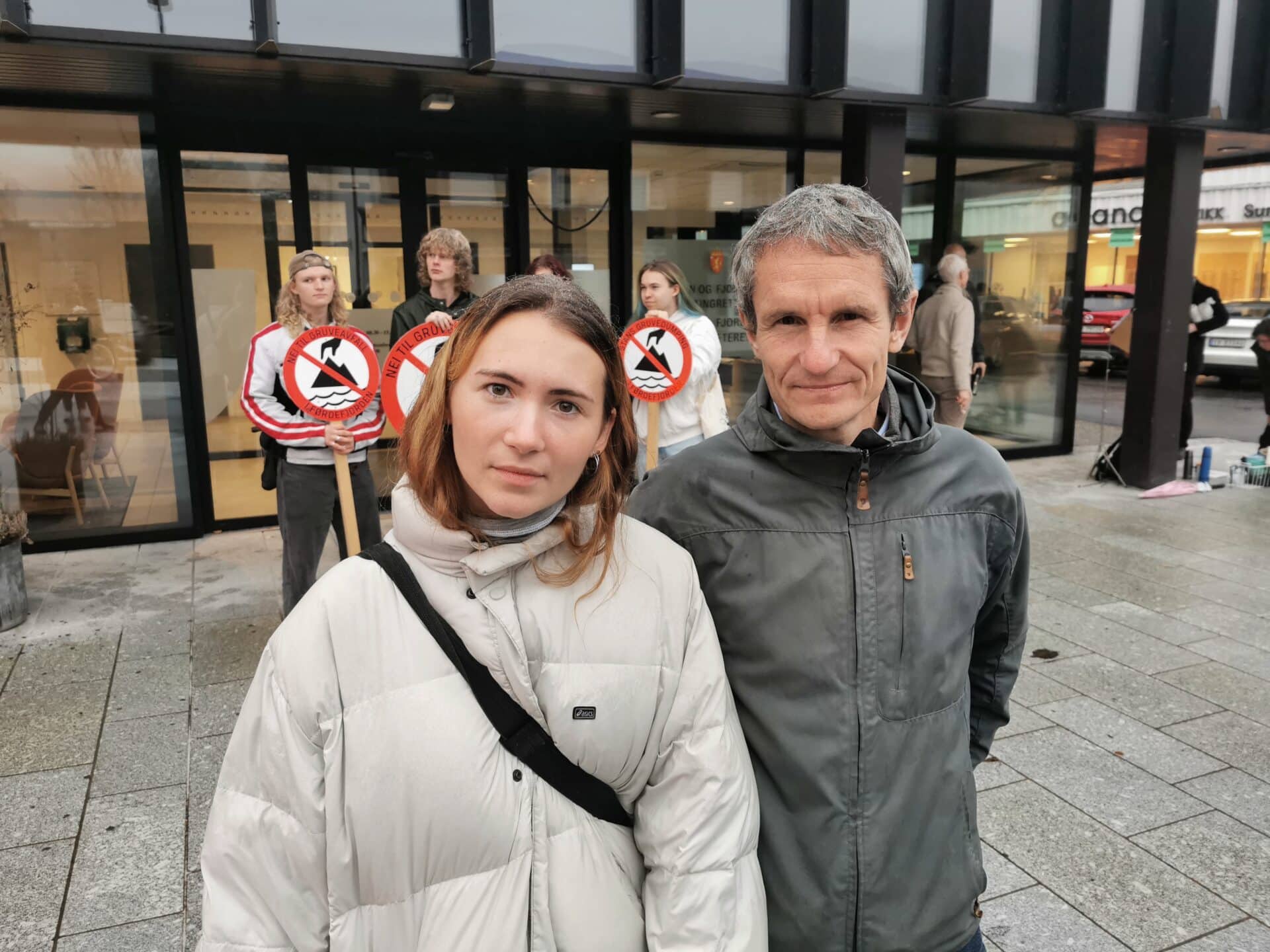 Sigrid Hoddevik Losnegård, leder i Natur og Ungdom, og Truls Gulowsen, leder i Naturvernforbundet, utenfor Sogn og Fjordane tingrett 13. oktober 2025