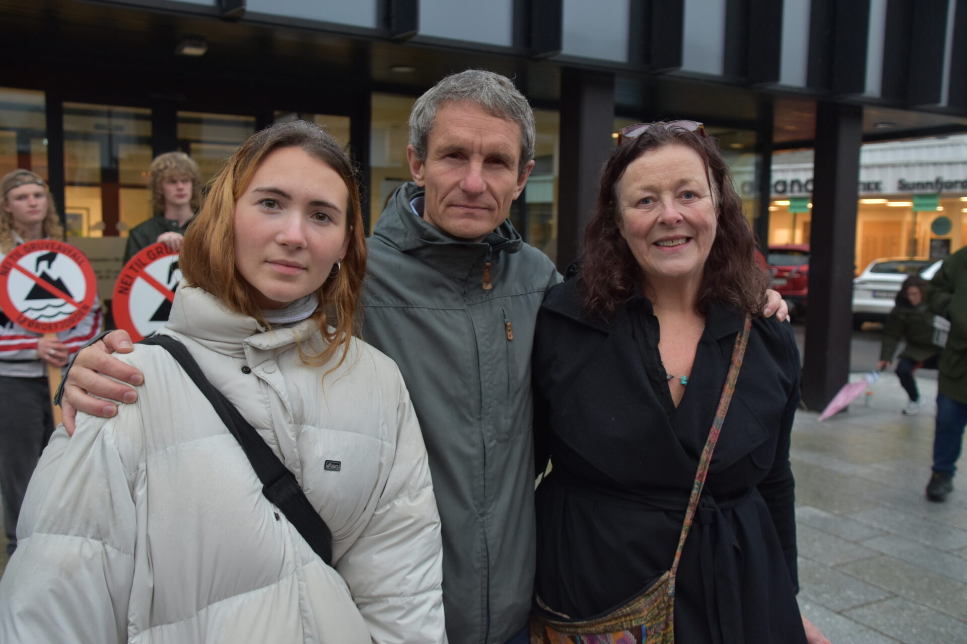 Klare til å møte gruveselskapet Nordic Mining i Sogn og Fjordane tingrett: Sigrid Hoddevik Losnegård, leder i Natur og Ungdom, Truls Gulowsen, leder i Naturvernforbundet, og Anne-Line Thingnes Førsund fra Naturvernforbundet lokalt. Foto: Tor Bjarne Christensen