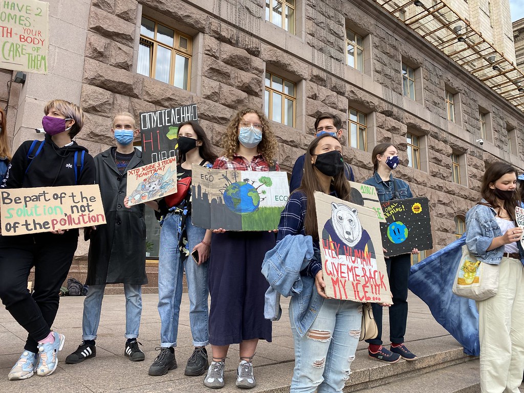 Ungdom som er på klimastreik i Kyiv, Ukraina.