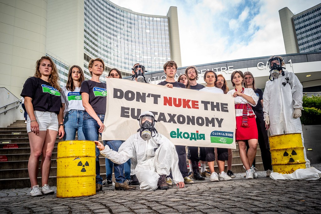 Miljøorganisasjonene Ecoaction og Global 2000 demonstrerer i Wien. På banneret står det "Don't nuke the EU taxonomy".