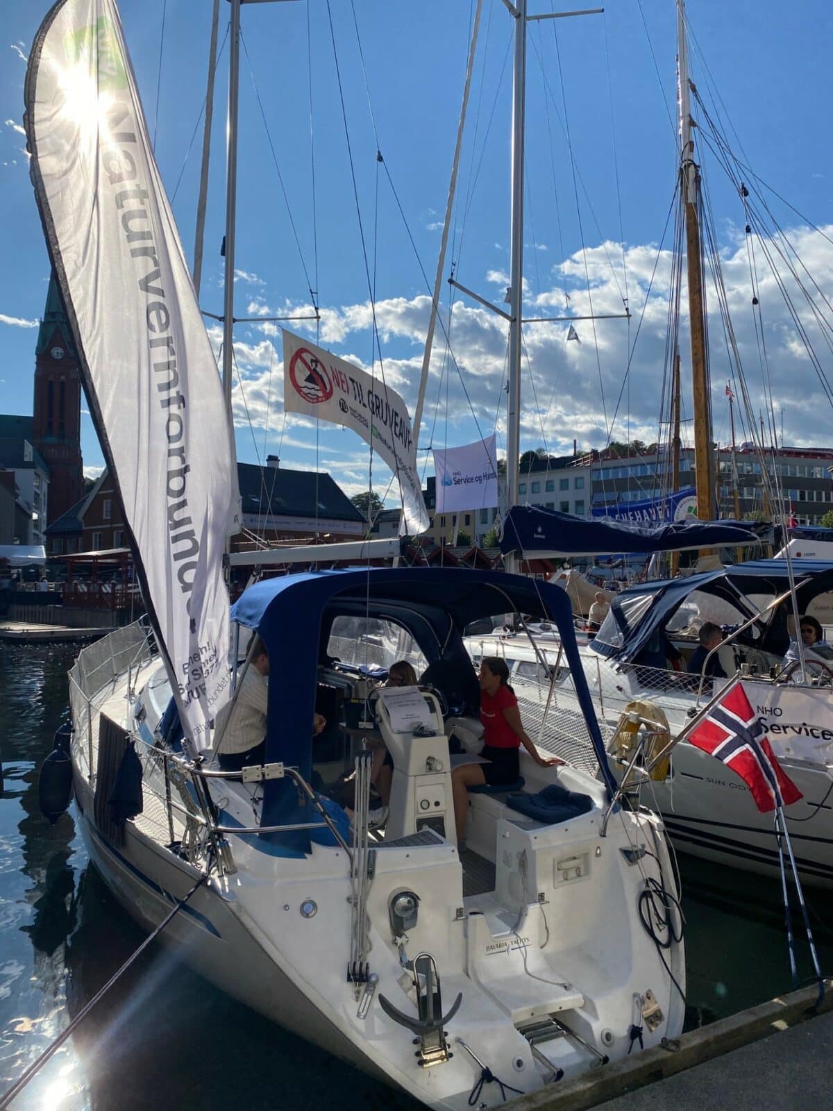 Naturvernforbundet i seilbåt under Arendalsuka