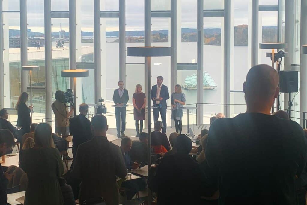 Byrådet legger frem byrådserklæringen.