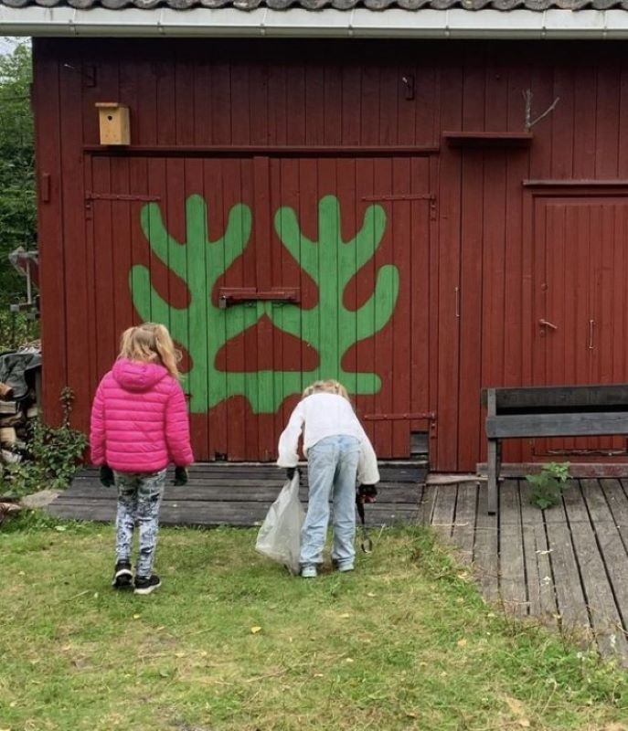 Skolebarn plukker søppel på Søndre Sandås
