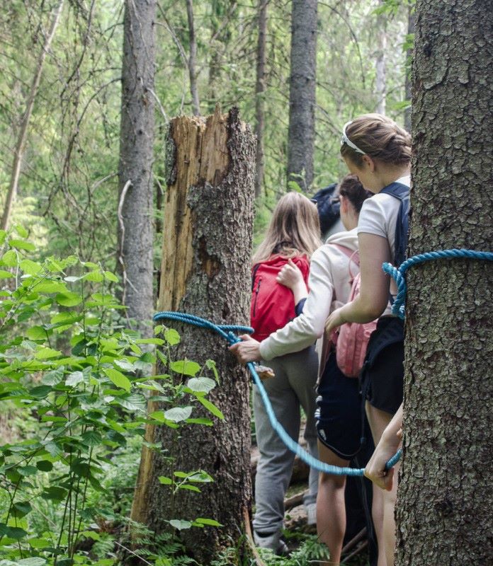 Elever går gjennom natursti i Skådalen.