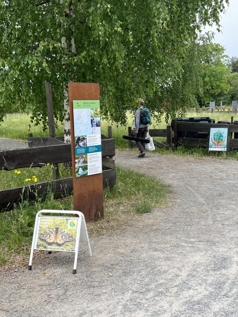 Skilt og plakater ved Lilløyplassen naturhus