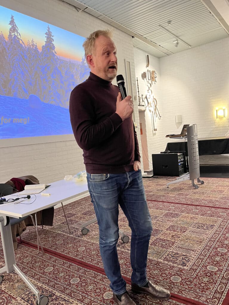 Eirik Bøe med mikrofon på scene