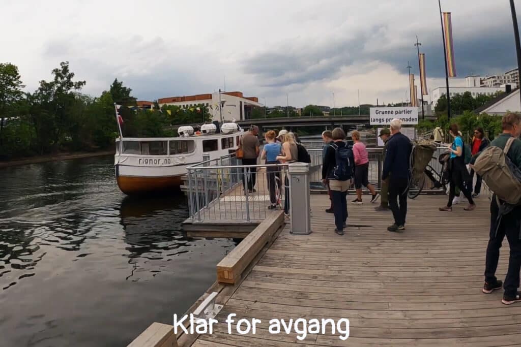 mennesker på brygge og båt. foto