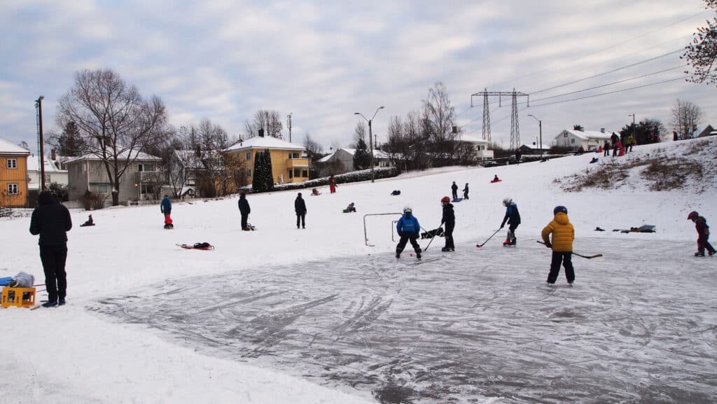 barn leker i akebakken