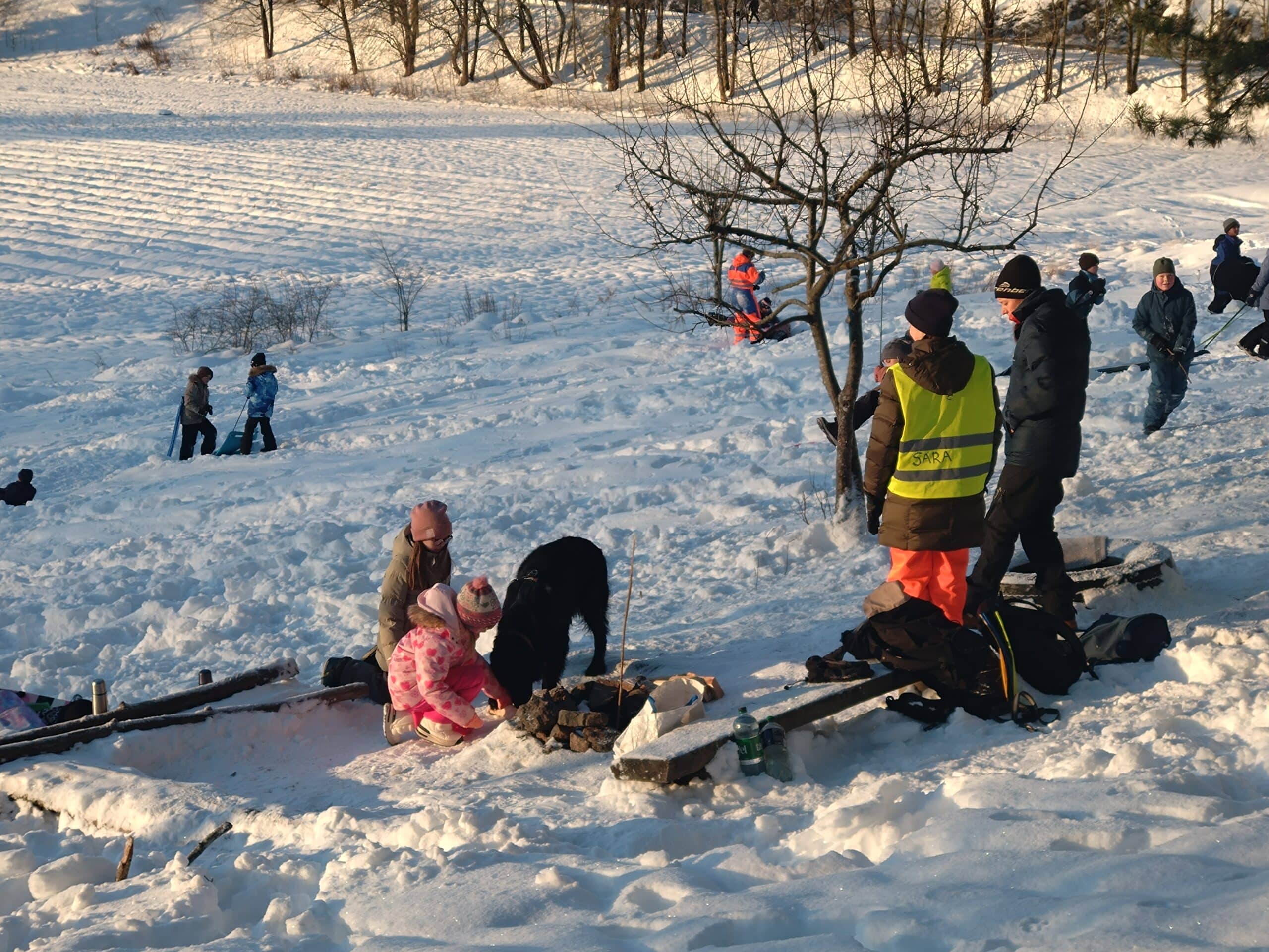Barn leker i snøen. Foto: Jan Häusler