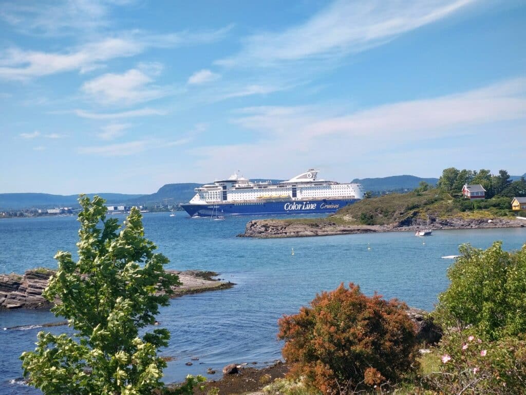 Danskabåten på vei ut fjorden