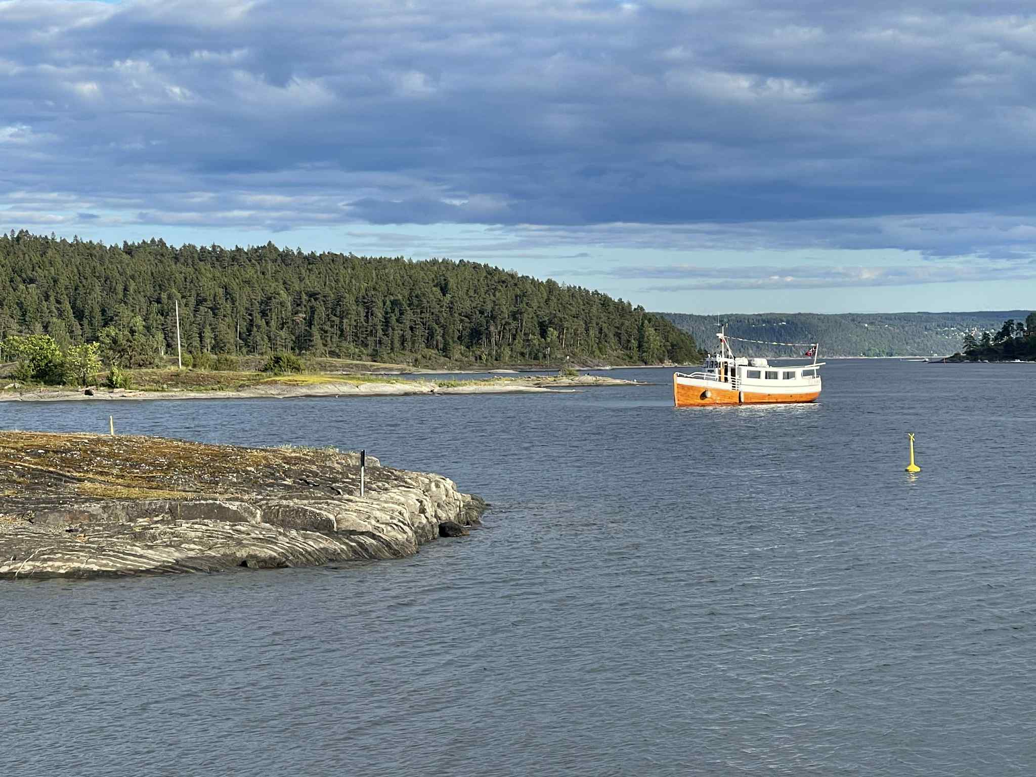 Rigmor på vei for å hente dugnadsgjengen på Borøya