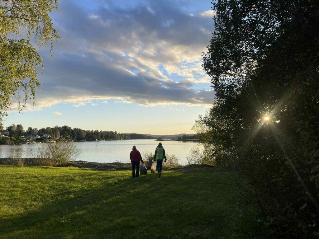 Dugnadsfolk på vei mot stranda