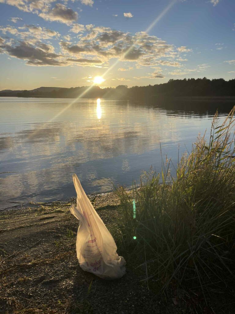 Søppel i solnedgang