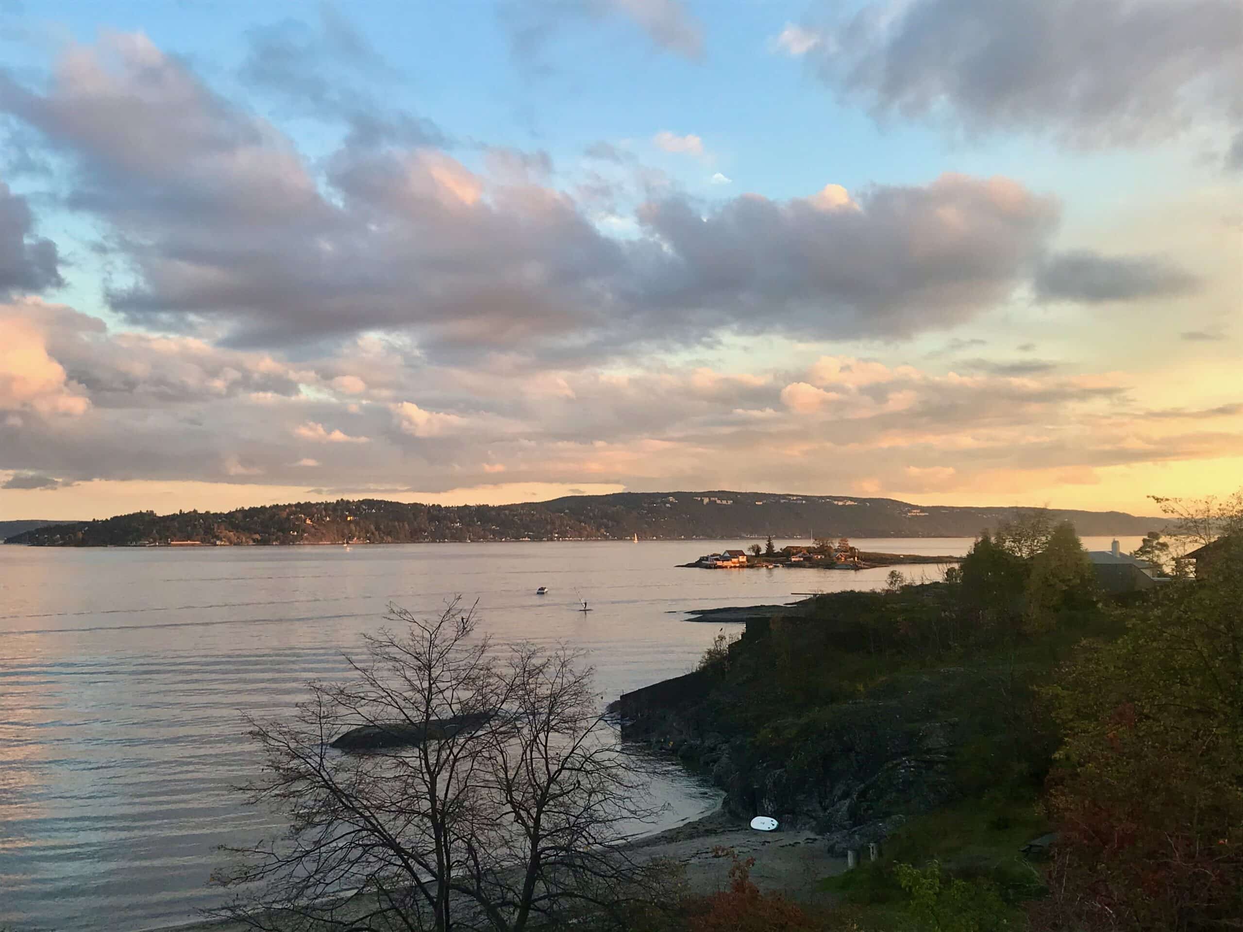 Sjø, land, solnedgang. Foto