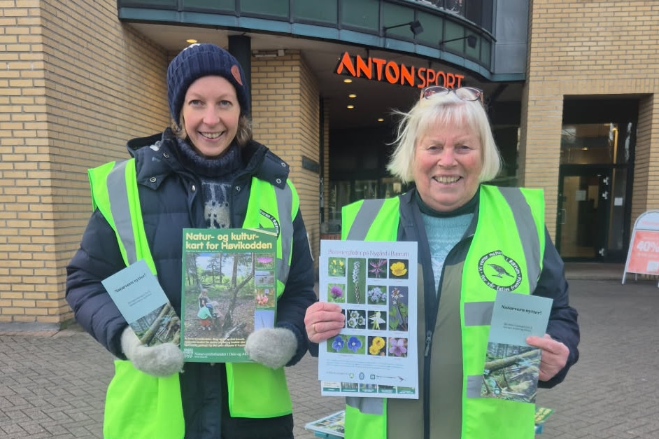 to damer med brosjyrer, foto