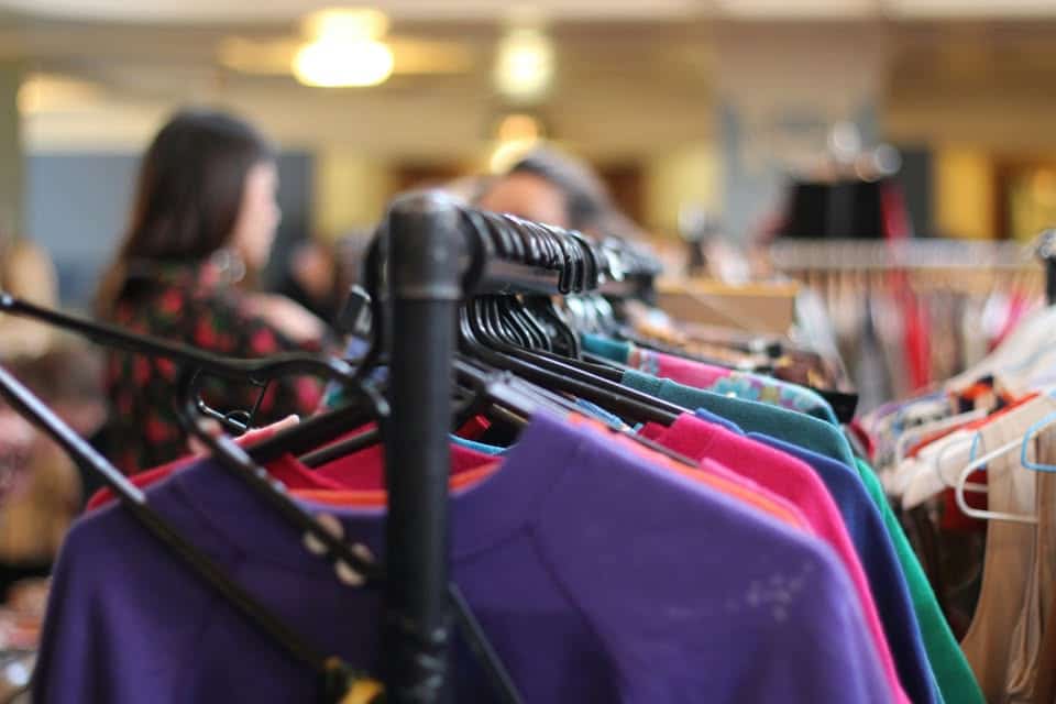 kleshengere med klær, foto