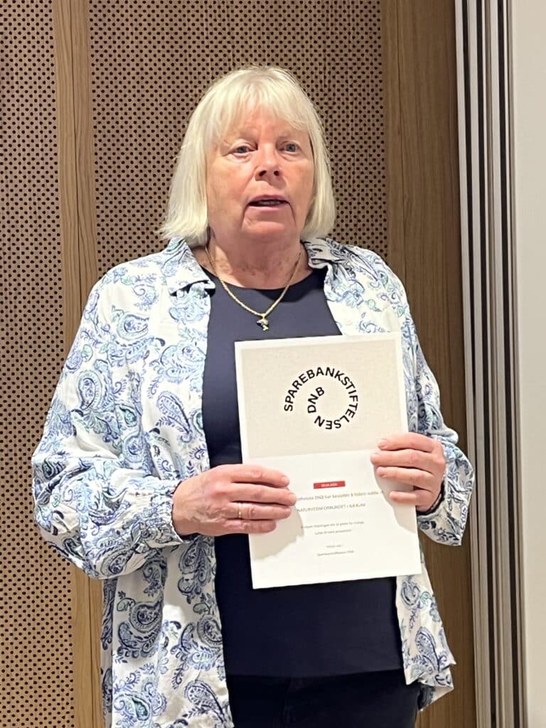 dame med diplom, foto