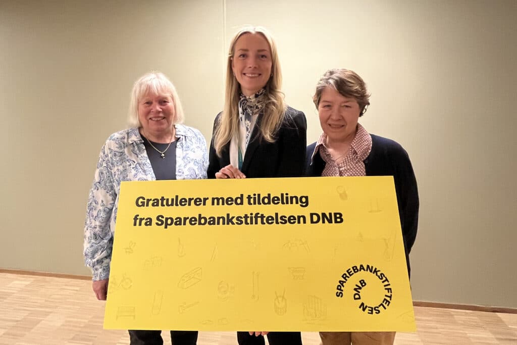 tre damer med plakat, foto