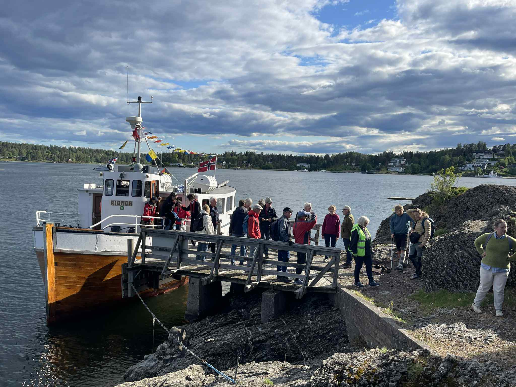 folk går i land, båt, foto