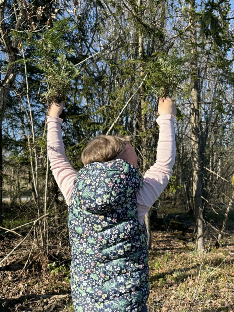 jente med ryggen til i skogen