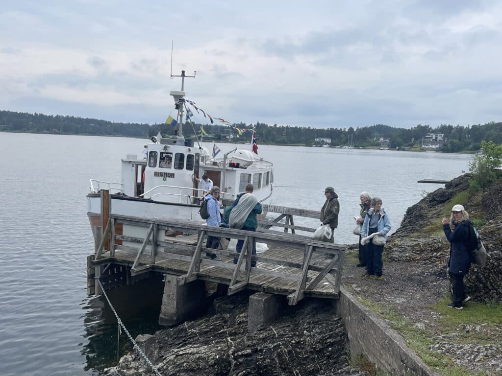 Båt ved brygga på Borøya