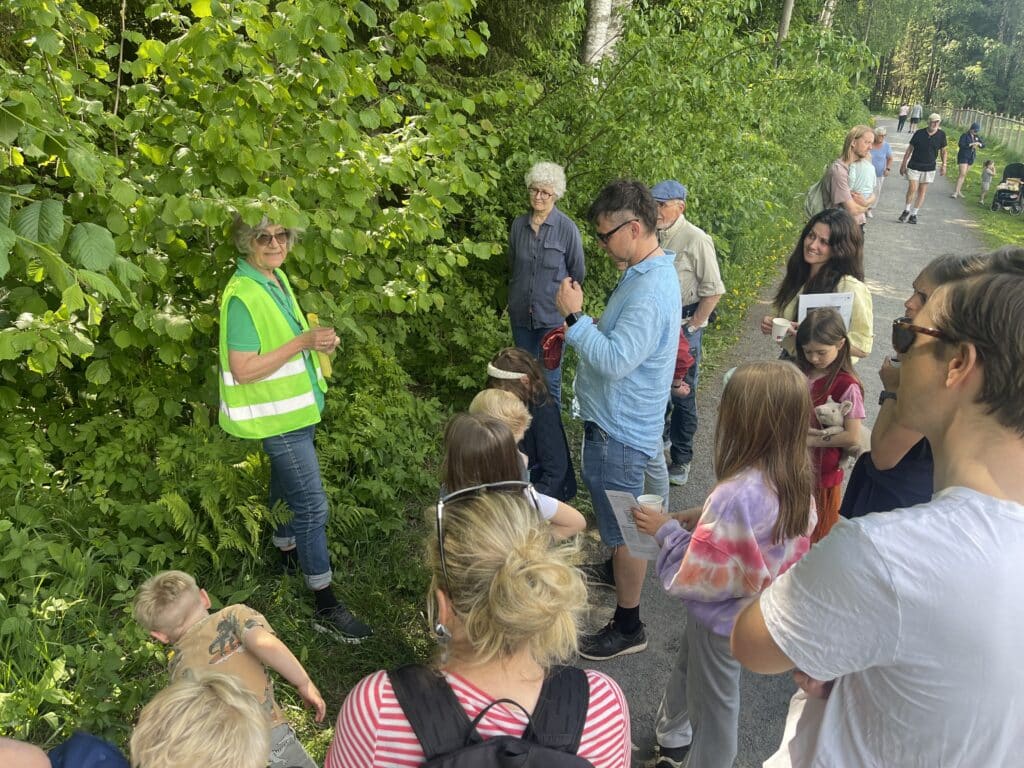 Kari fra Naturvernforbundet forteller om botanikk til barn