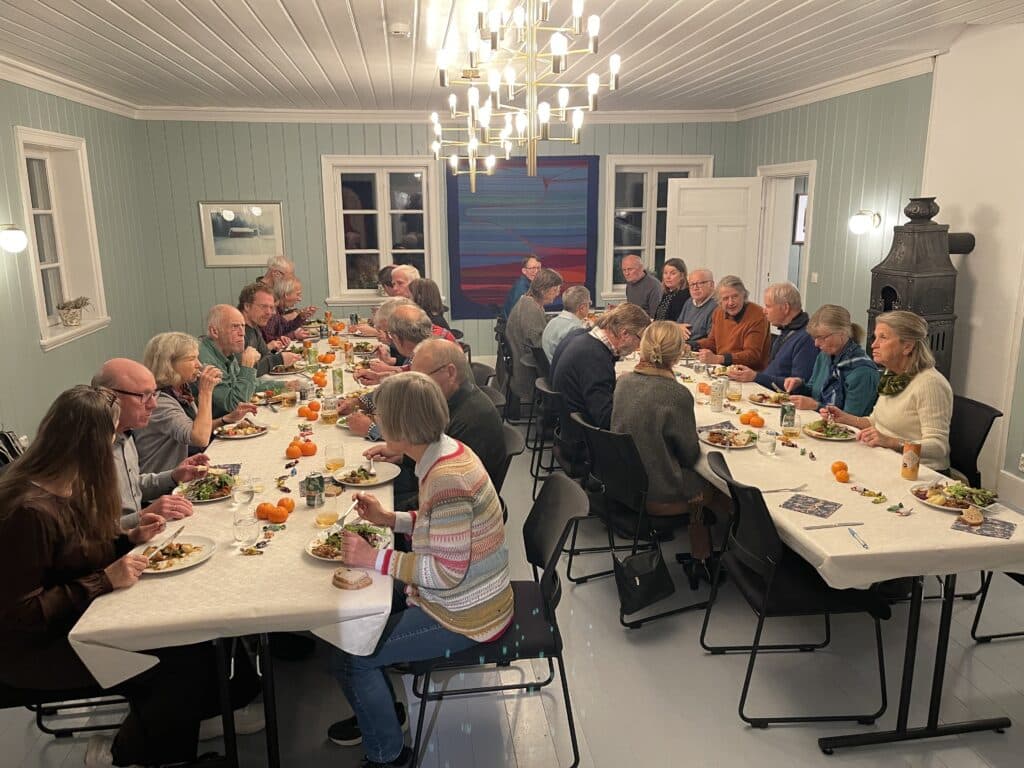 Dugnadsdeltakere fra Naturvernforbundet møttes til middag