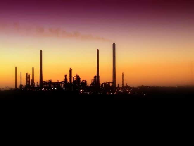 oljeraffineri i solnedgang