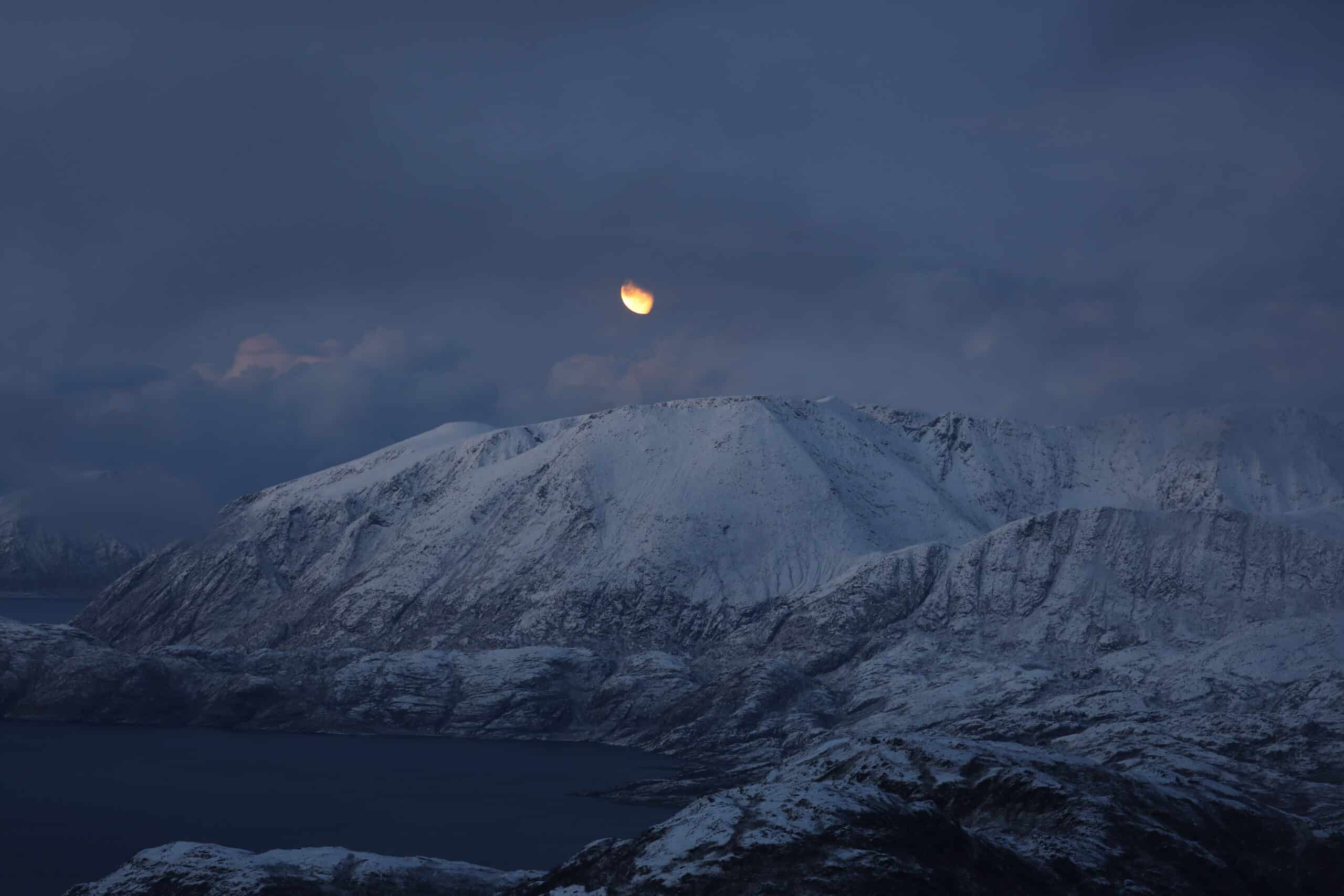 Fjell på Stjernøya i vakkert måneskinn.