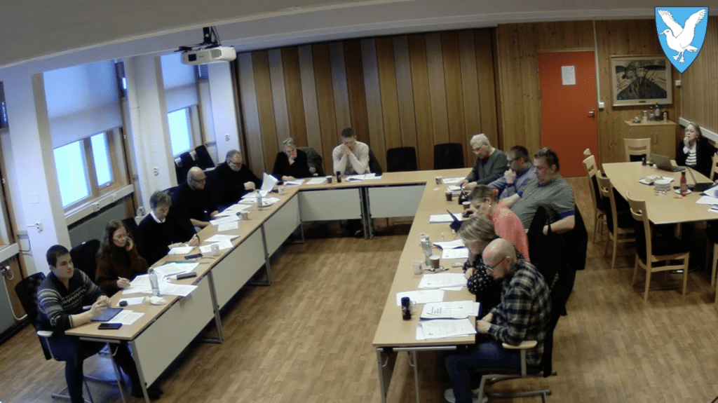 Kommunestyret i Hasvik sitter samlet rundt bord plassert i en hestesko-form