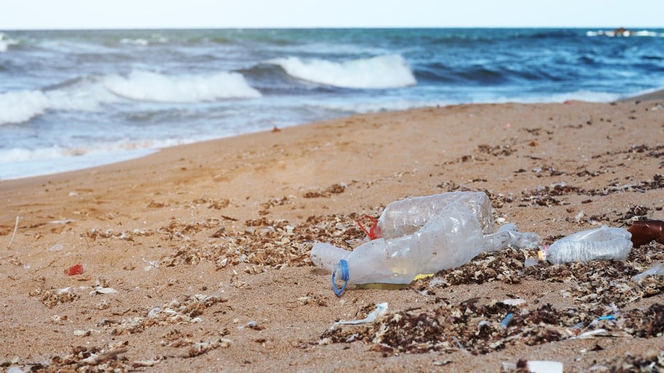 plast på strand