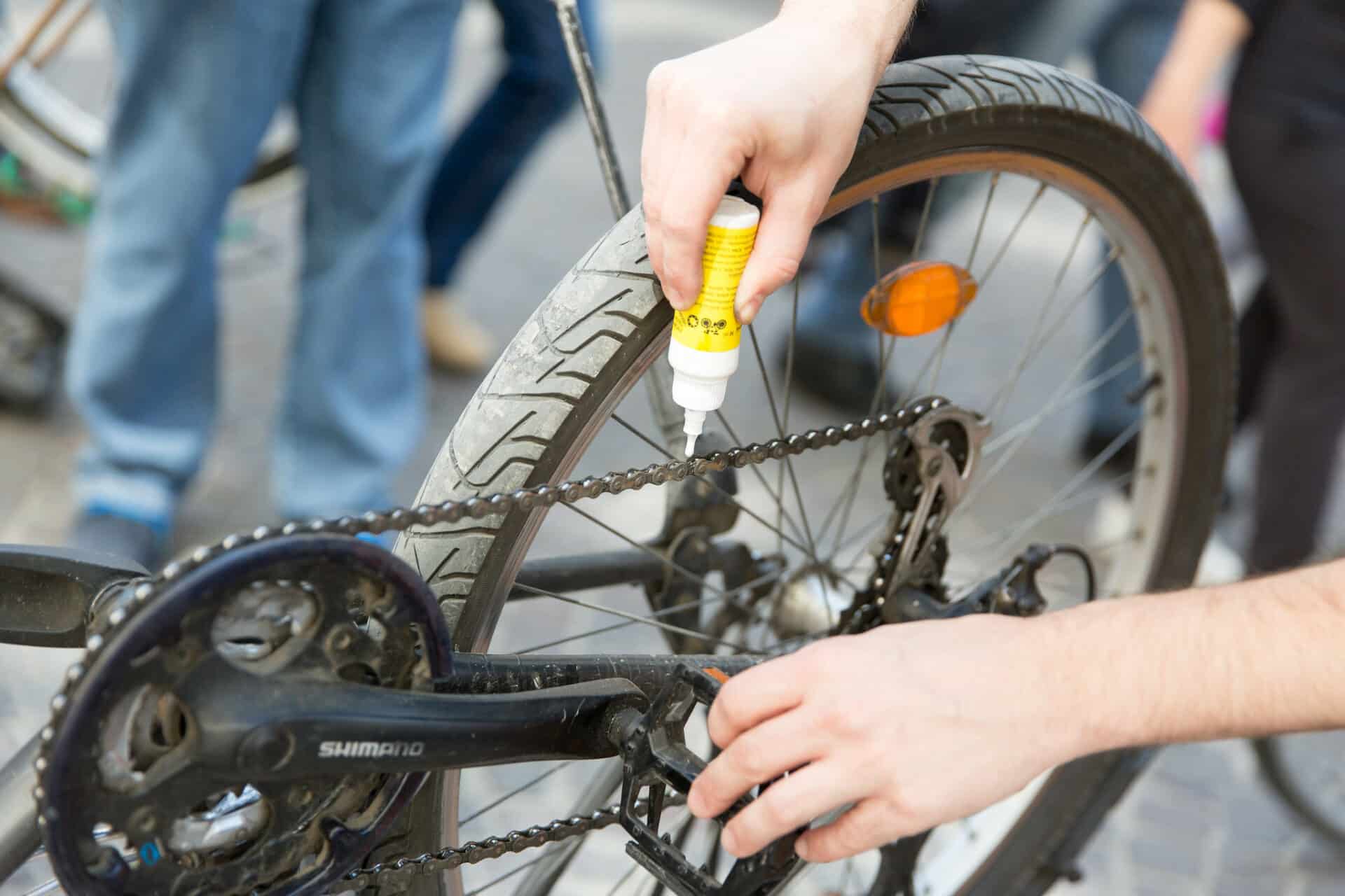 Person reparerer sykkelen sin