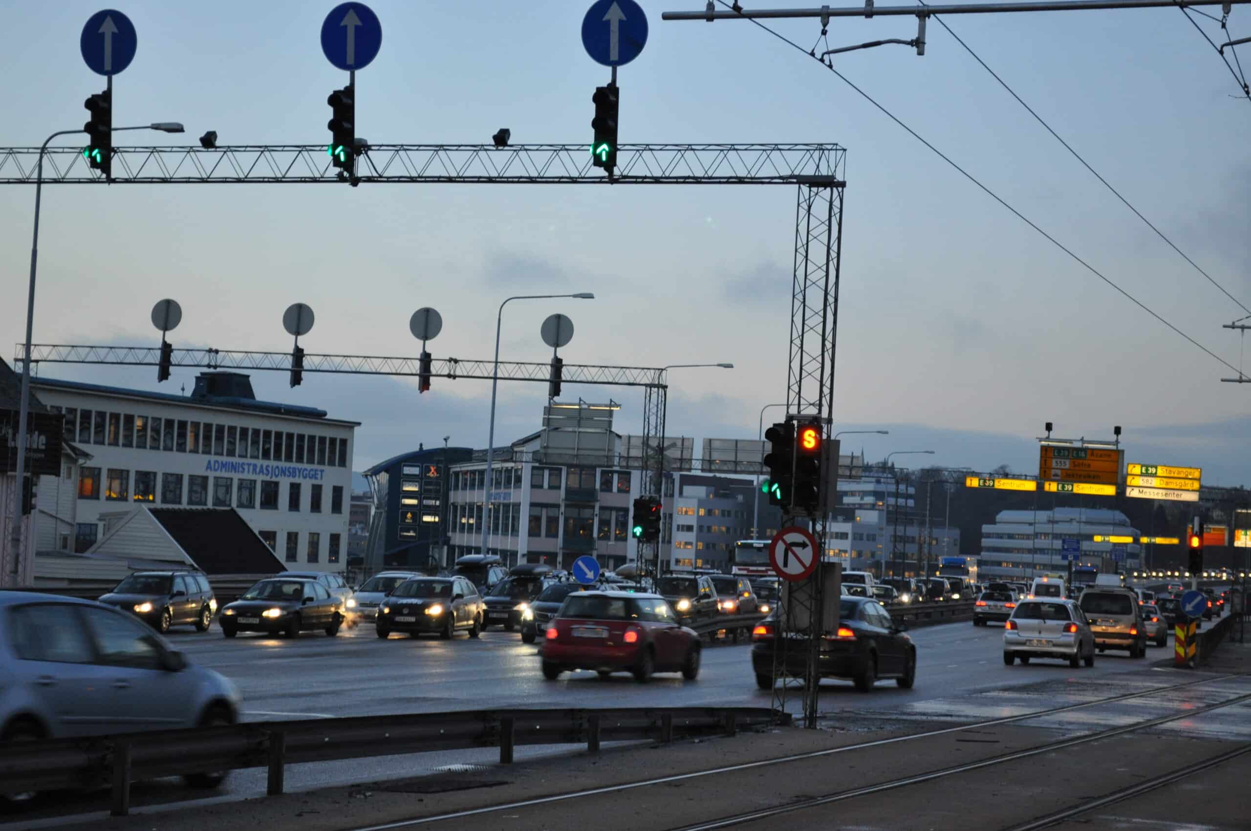 Biltrafikk og trafikkslum på Danmarksplass