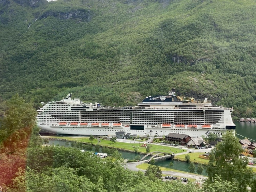 cruisebåt i unesco-fjord