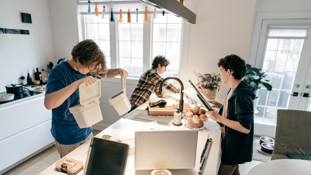 Familie er på kjøkkenet og gjør klart mat og rydder