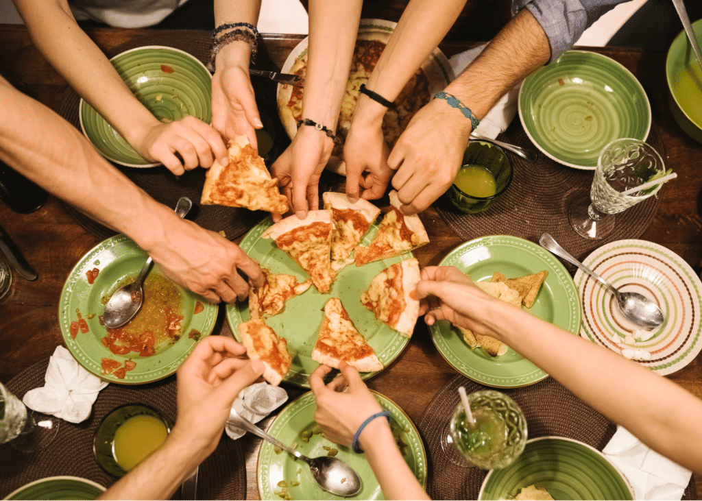 Venner som deler en pizza, i forskningsprosjektet CircleUp