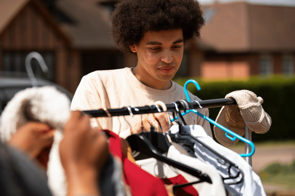 En mann ser på klær