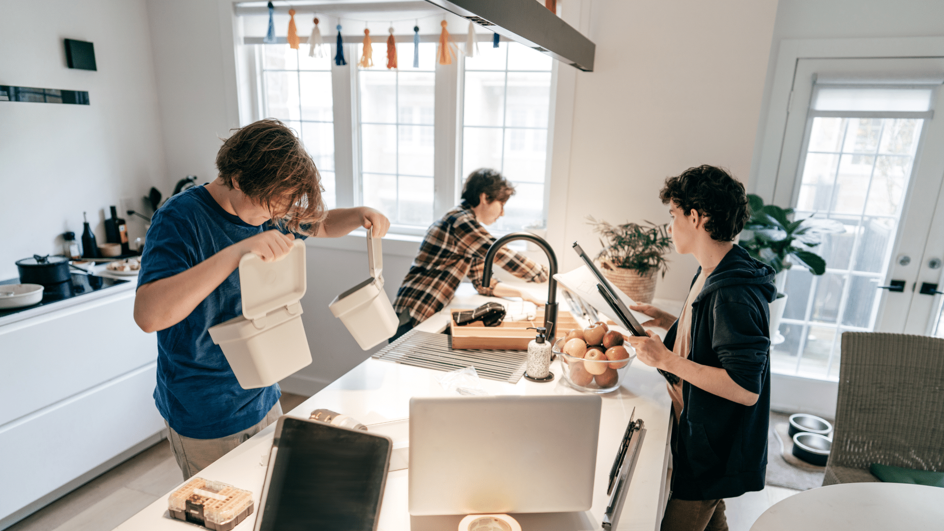 En familie som er i gang på et hvitt kjøkken