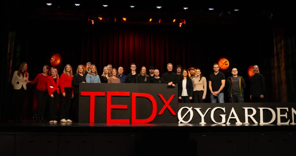 TEDxØygarden, frivillige og innledere står på scenen sammen