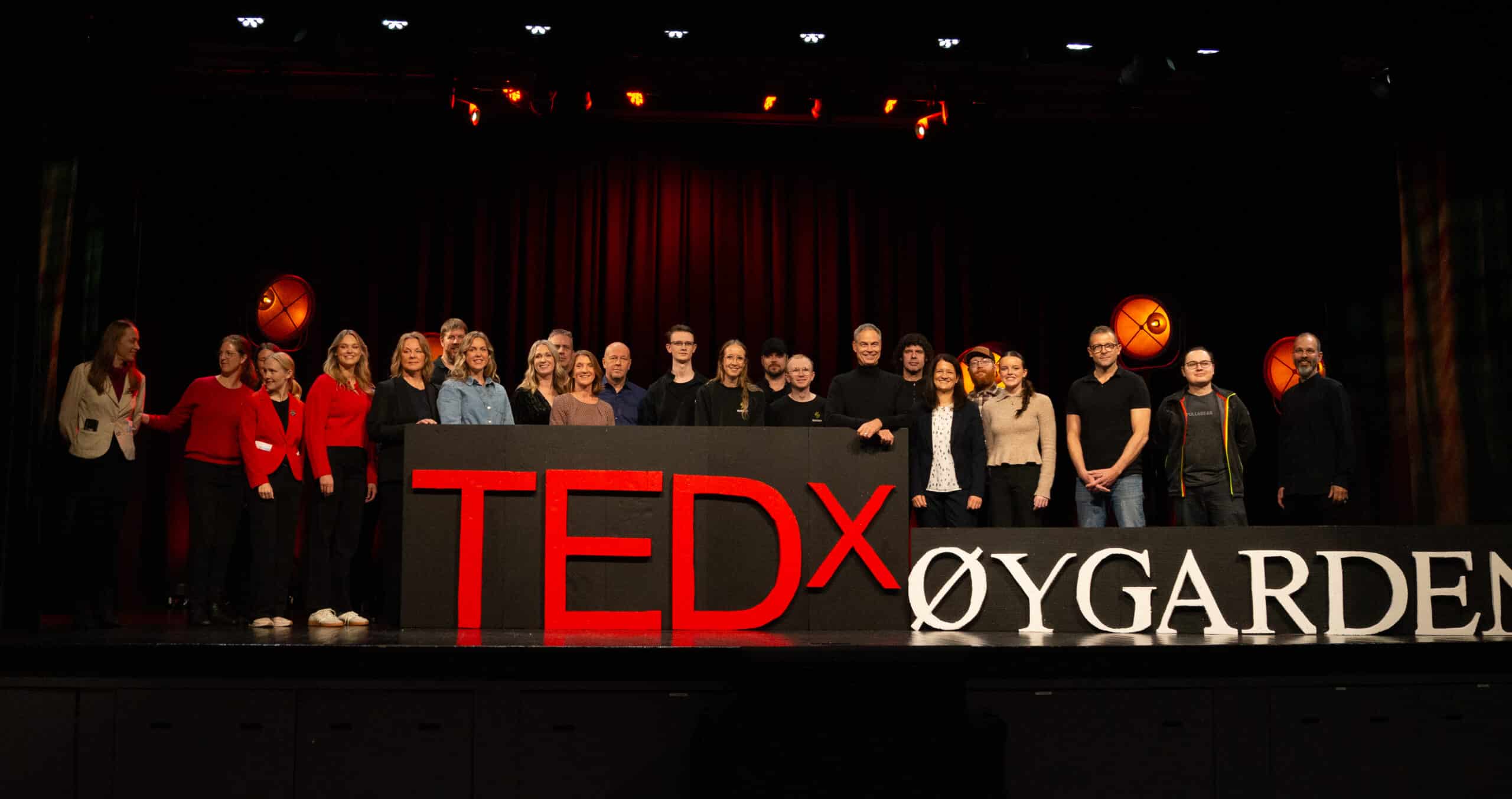 TEDxØygarden, frivillige og innledere står på scenen sammen
