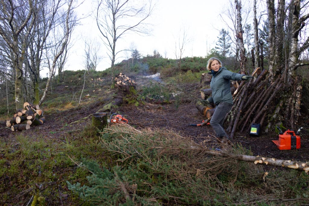 Ailin Salbu rydder området etter at flere trær er felt.