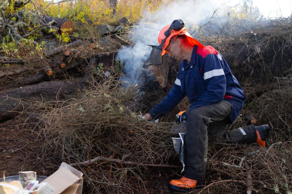 John Monstad i gang med å tenne nytt bål.