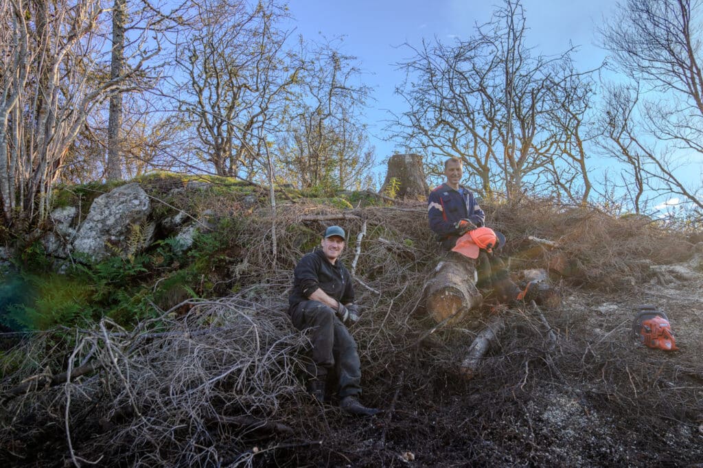 Ådne Utkilen og John Monstad på dugnad på Børilden.