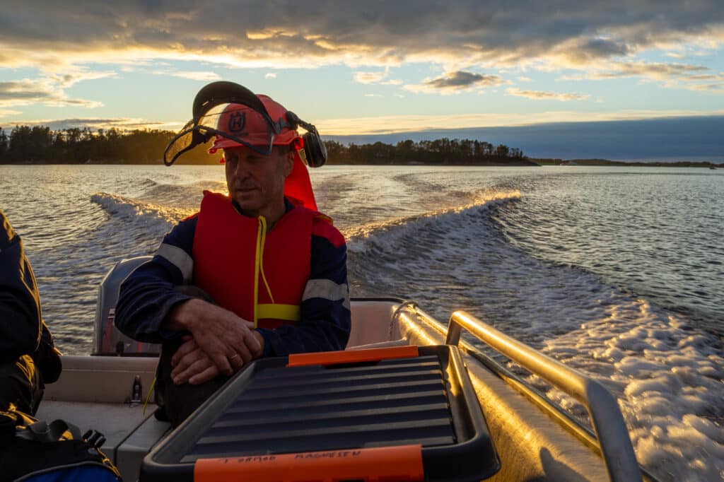 John Monstad med verneutstyr, på vei hjem etter sitkagrandugnad.