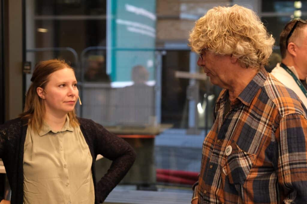 Hovedinnleder Ragnhild Gya fra UiB i samtale med paneldeltaker Tom Skauge. 