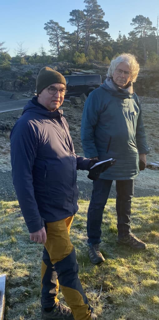 Første stopp på synfaringa var i Skitnavågen sør på Lepsøy med utsyn over Bjørnafjorden. Her orienterte Knut Børgesen (t.v) frå Folkeaksjonen mot Bru over Bjørnafjorden. Tom Skauge til høgre.
