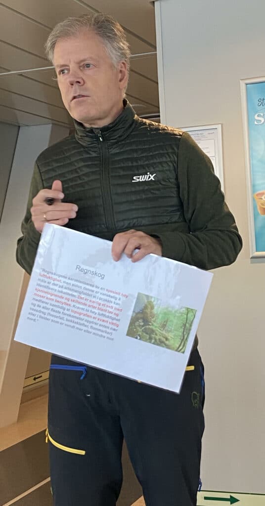 Jan Chr. Rivenæs orienterer om Hordfast ombord på ferja.