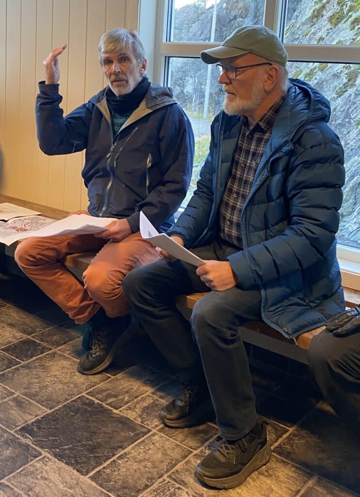 Per Fadnes (t.v) og Jan Rabben orienterte om konsekvensane for naturverdiar langs Hordfast-traseen på Stord.